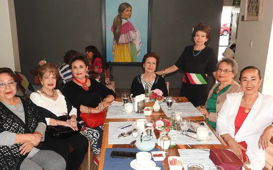 Mary Marichalar, Leonor Ballesteros de Hurtado,  Irene Rodríguez de Díaz, Juanita Gómez, Marian Topete, Olga Farret y Sol Álvarez.
