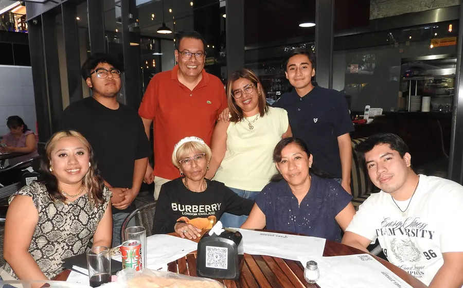 Mayra y Bibi Luna García (sentadas al centro) celebraron sus cumpleaños en compañía de sus seres queridos.