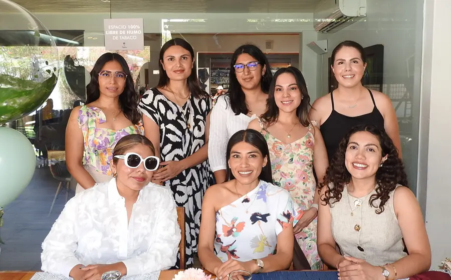 Alejandra Vázquez (sentada al centro) festejó su cumpleaños en compañía de Shunashi, Mafe, Fernanda, Lu, Luz, Faby y Perpetua.