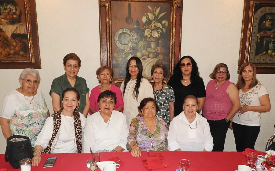 Silvia Martínez Álvarez (del lado izquierdo con blusa rosa) festejó la llegada de un año más de vida, rodeada del cariño de sus familiares y mejores amigas.