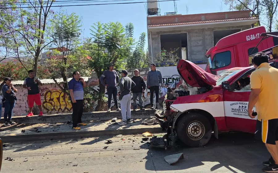 Aparatoso accidente entre tráiler y camioneta deja cuatro lesionados en Oaxaca.