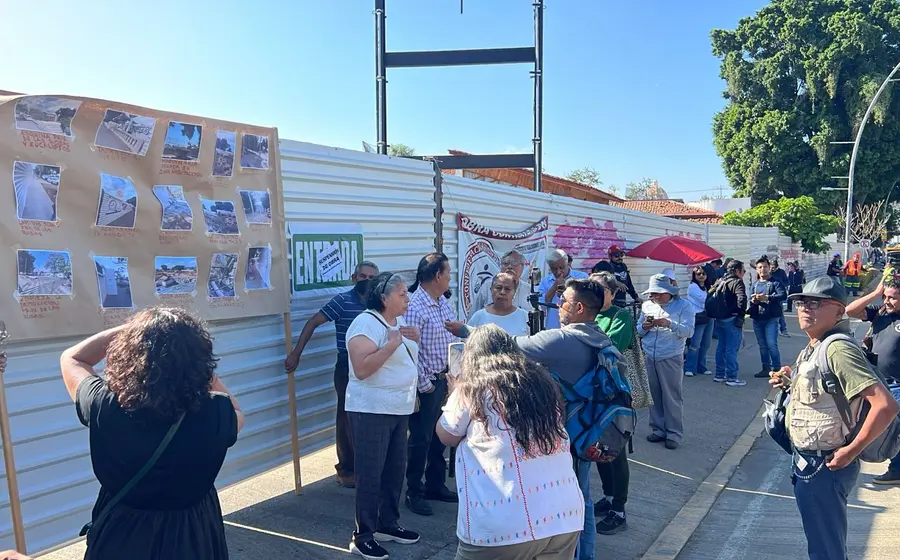 Vecinos de Reforma clausuran simbólicamente obra de plaza comercial.