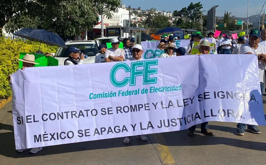 Jubilados de CFE denuncian incertidumbre por cambios en pensiones.
