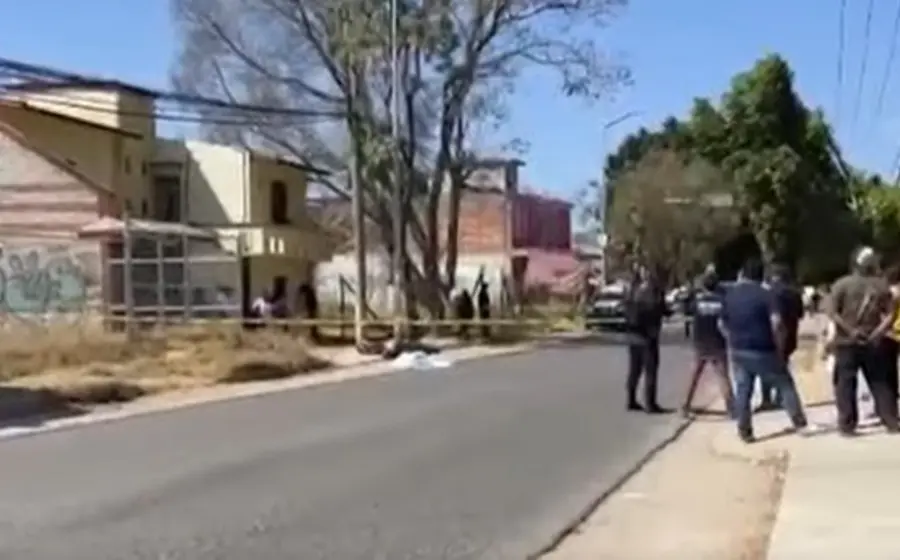 Motociclista adolescente atropella a pareja de adultos mayores; uno fallece.