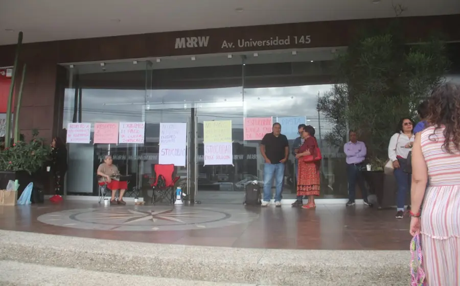 Estalla protesta en el COBAO: 162 empleados exigen pago de bono que sigue sin llegar.