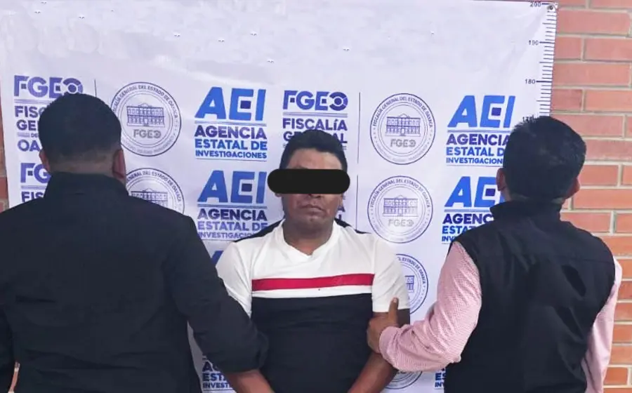 El detenido, identificado con las iniciales E.Y.M.C., a disposición del Juez de Control tras ser capturado en Miahuatlán como presunto violador.