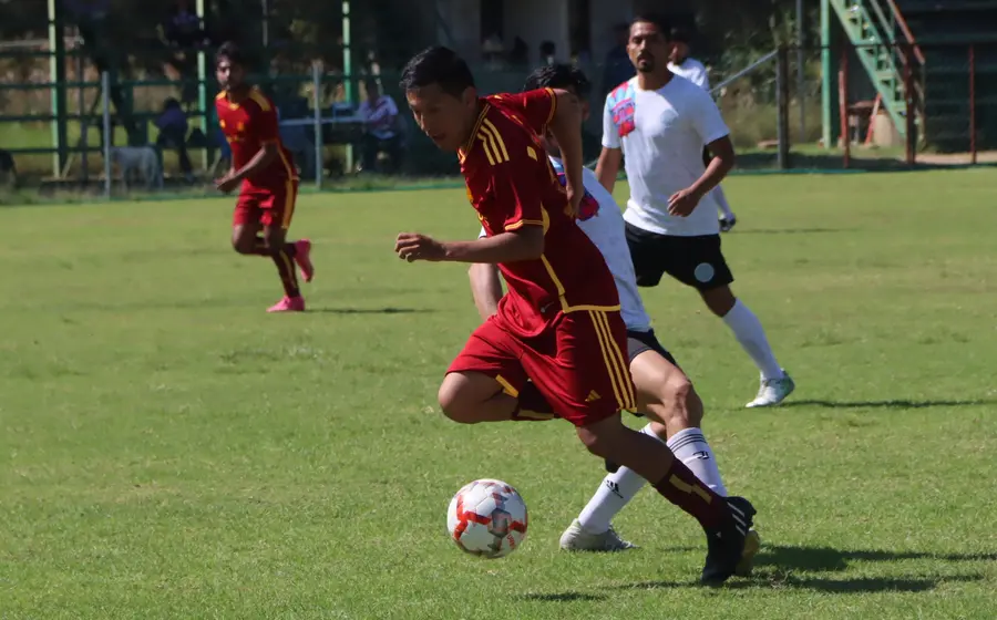 Acción del torneo de futbol varonil en Tlacotepec Plumas, donde los equipos compiten por un premio de 60 mil pesos.