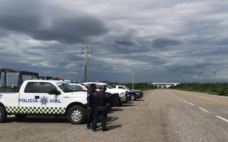 Restringen el paso a unidades de carga con cajas vacías en una carretera del Istmo de Tehuantepec por la alerta de vientos violentos.