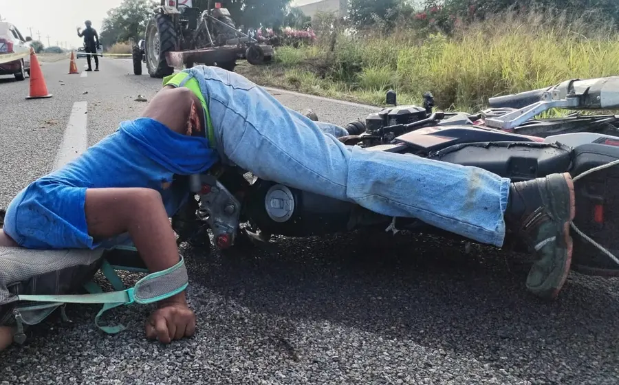 Juan Armando, de 21 años de edad, murió al chocar su motocicleta contra un tractor en Santa María Colotepec, Pochutla.