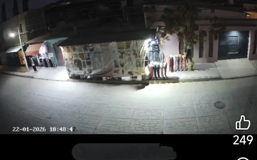No puedo decir a santos de qué, me dio por mirar hacia arriba y entonces percibí un destello luminoso.