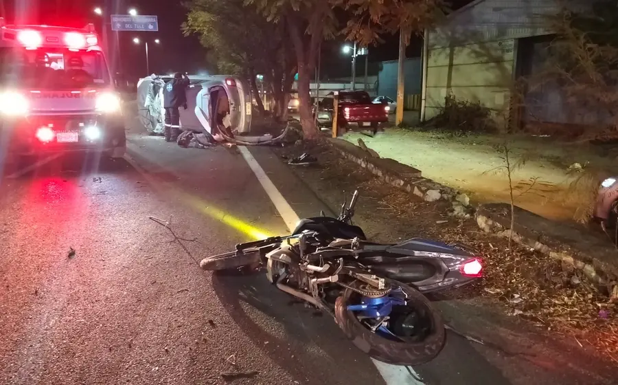 Escena del accidente fatal ocurrido sobre la carretera federal 190, a la altura de Santa María El Tule, que resultó en una persona fallecida.