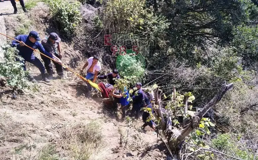 Escena del fatal accidente vehicular ocurrido en la carretera Huautla-Teotitlán, en la Sierra mazateca, que dejó un saldo de un muerto y un herido.