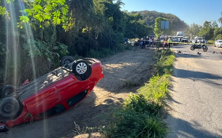 Escena del fatal accidente en la región de la Costa donde un joven motociclista perdió la vida presuntamente por exceso de velocidad.