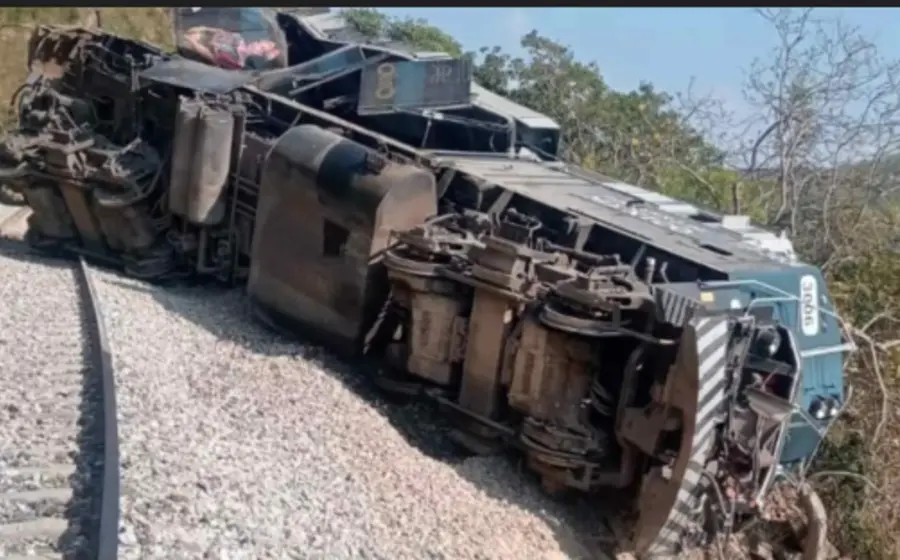 Imagen que conmemora el primer mes del trágico accidente ferroviario, un recordatorio del dolor y la pérdida que dejó el suceso.