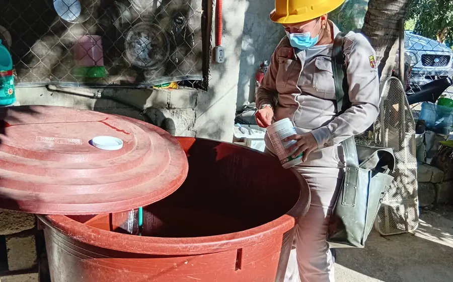 Personal de salud realizando labores de fumigación y prevención contra el dengue en una colonia de Tuxtepec, tras el reporte del primer caso.
