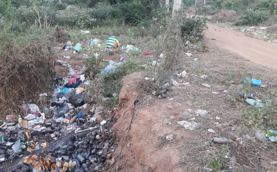 Montones de basura y desechos se acumulan en la orilla de un arroyo en Tehuantepec, evidenciando la falta del servicio de recolección.