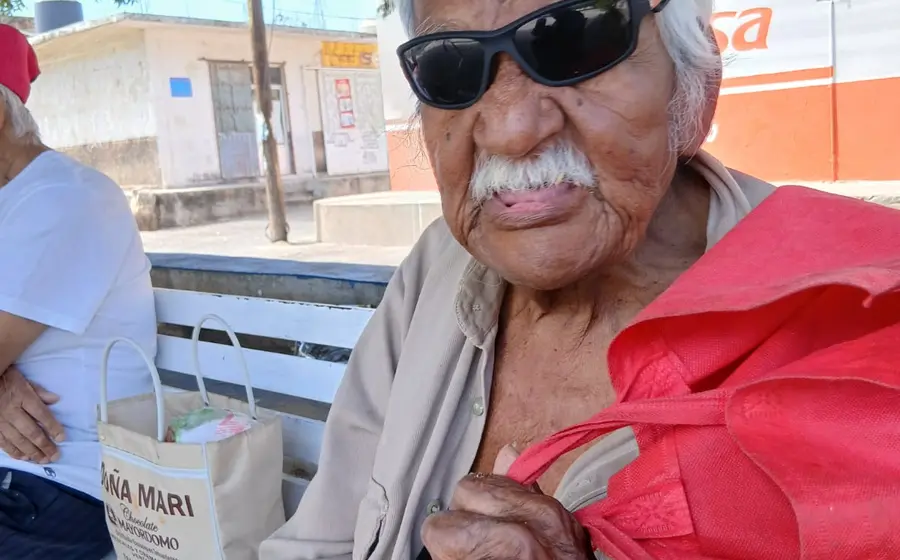 Adelaido Orozco Peña, conocido como 'El Negro Laido', es un músico referente de la región del Istmo, fotografiado a sus 91 años.