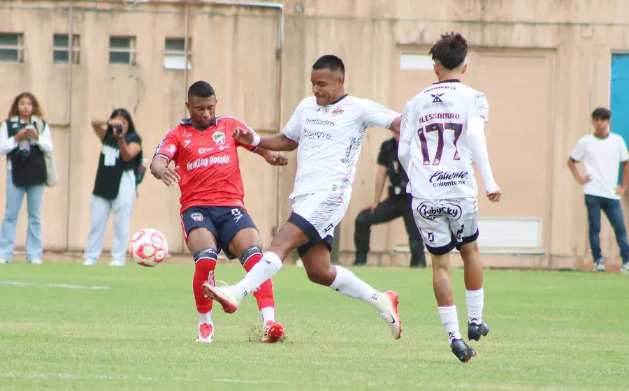 Jugadores del equipo de fútbol Alebrijes en acción durante un partido en casa, donde buscan regresar a la senda del triunfo.