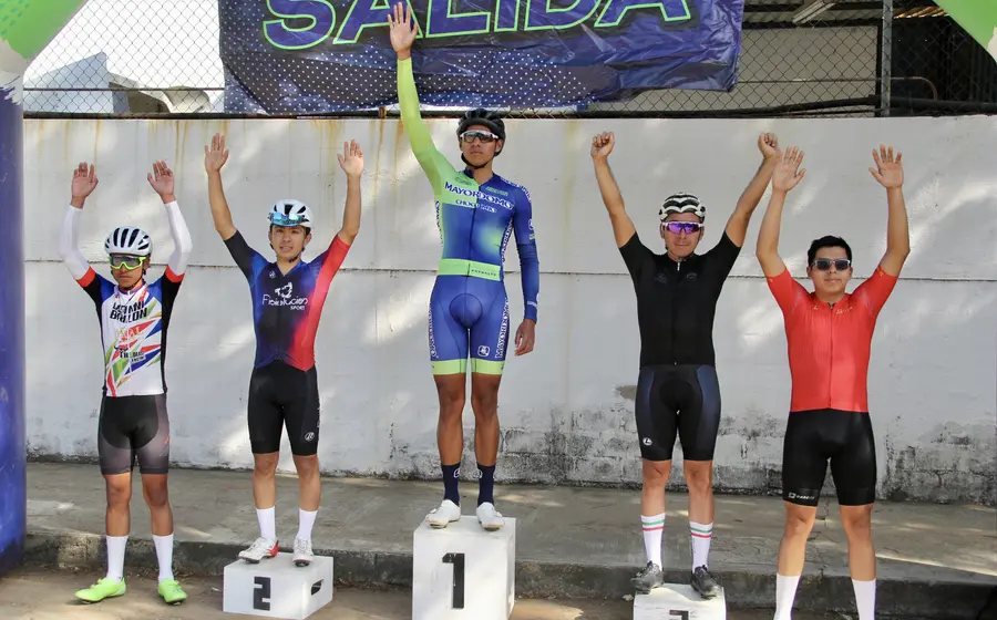 El deportista Alexander Ordóñez celebra en el podio de la categoría élite tras obtener el triunfo en la competencia.