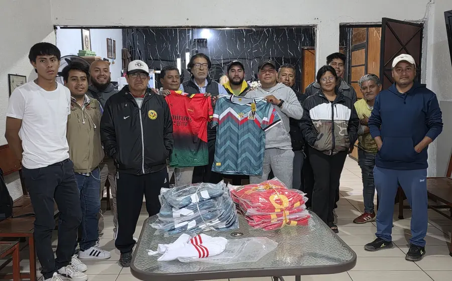 Antonio Madrid, de la Liga El Mejor Futbol de Oaxaca, entrega juegos de uniformes a los equipos finalistas de la categoría Mayor B.