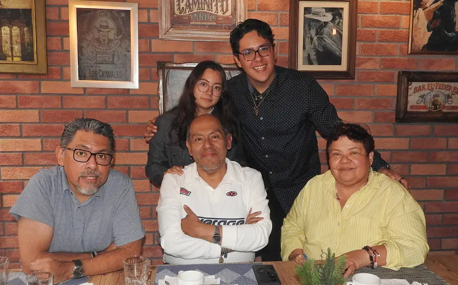 Ariel Alejandro Martínez Torres celebra su cumpleaños número 18 rodeado del cariño de Marina Pérez, Benjamín Martínez, Gildardo Olivos y Luna Hernández.