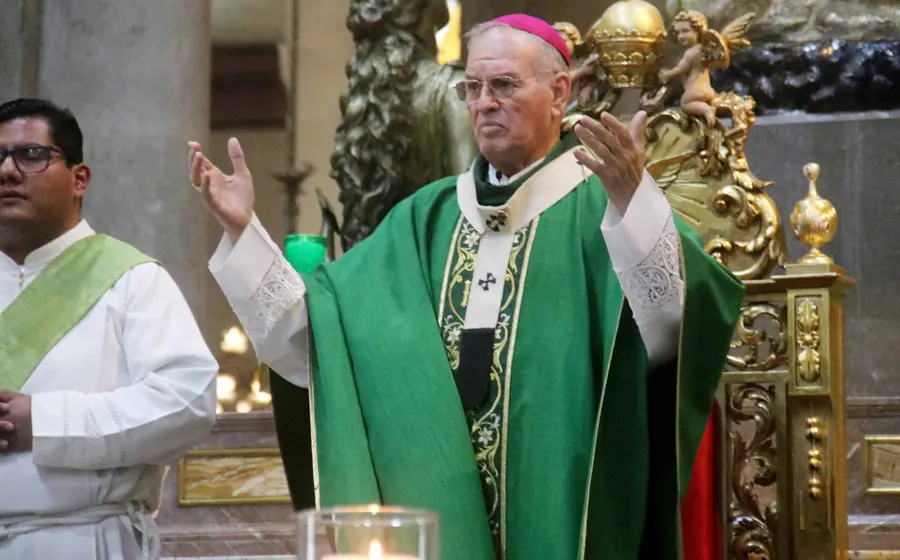 El arzobispo, conocido como el mitrado, se dirige a los fieles pidiendo dar testimonio de hermandad para sanar corazones de la desesperanza.