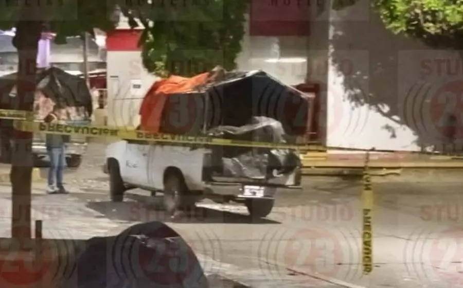 Fotografía que muestra la escena del crimen en el centro de Putla de Guerrero, lugar donde un comerciante fue asesinado.