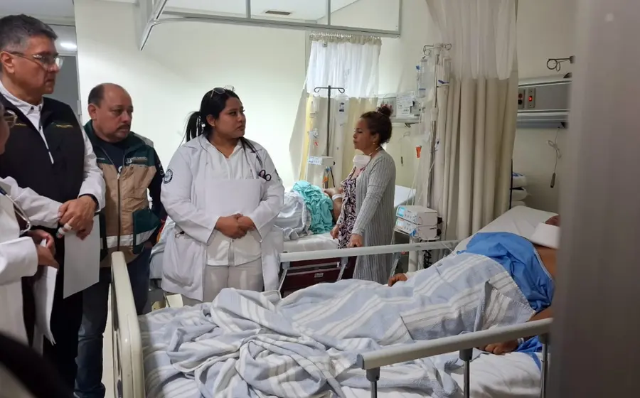 Personal médico brinda primeros auxilios a los pasajeros con heridas leves tras un incidente de tren, según el reporte del IMSS-Bienestar.