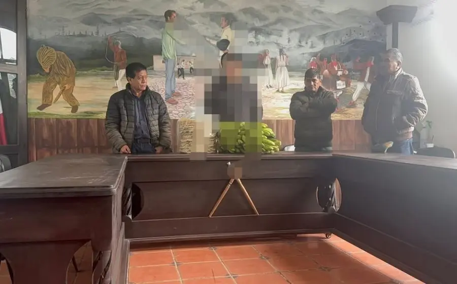 Fotografía que muestra a las exautoridades del municipio de San Juan Juquila Mixes después de ser encarceladas en la región Mixe.