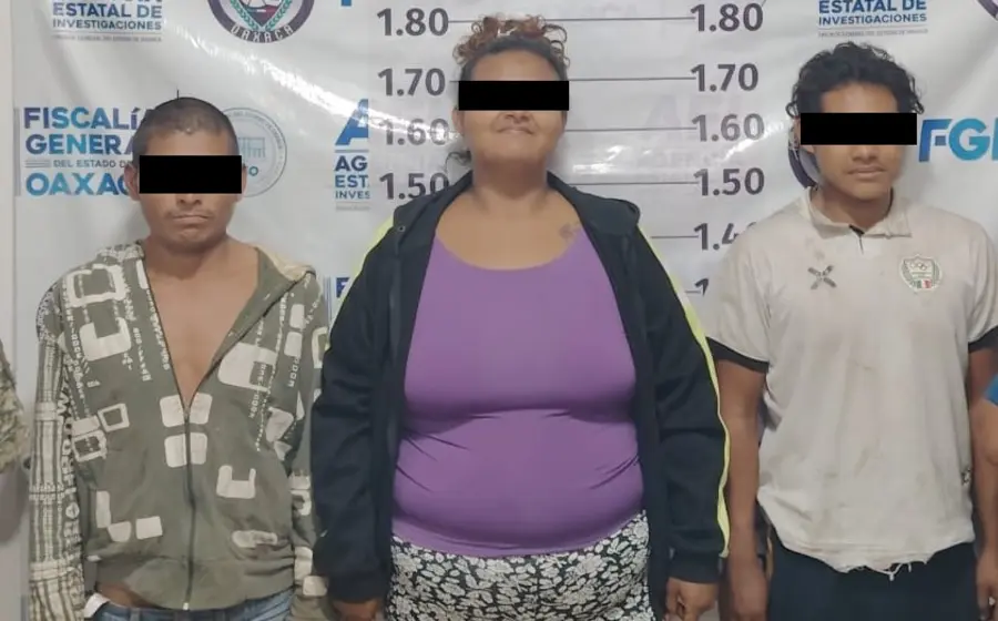 Los presuntos integrantes de una banda de ladrones domiciliarios son presentados por las autoridades tras su detención oficial.
