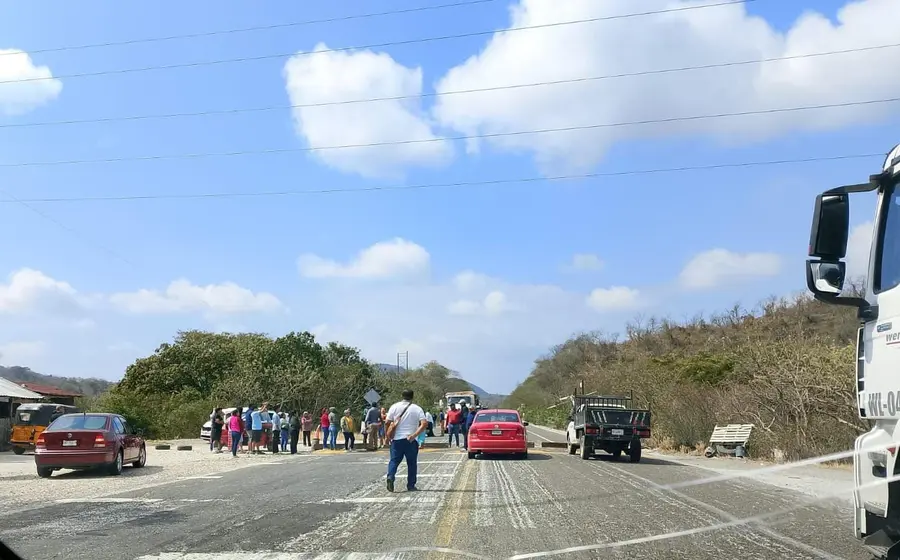 Habitantes de la comunidad de Mazahua realizan un bloqueo carretero sobre la vía Transístmica para protestar por la falta de suministro eléctrico.