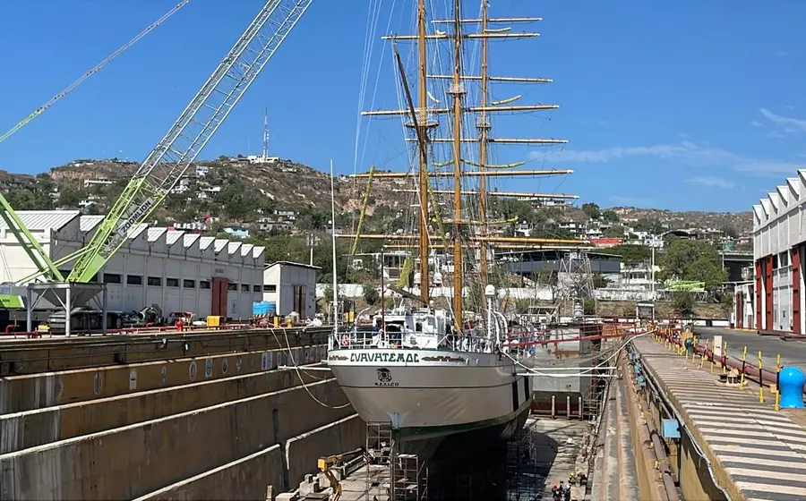 El Buque Escuela Cuauhtémoc de la Armada de México anclado en el puerto de Salina Cruz durante sus trabajos de mantenimiento.