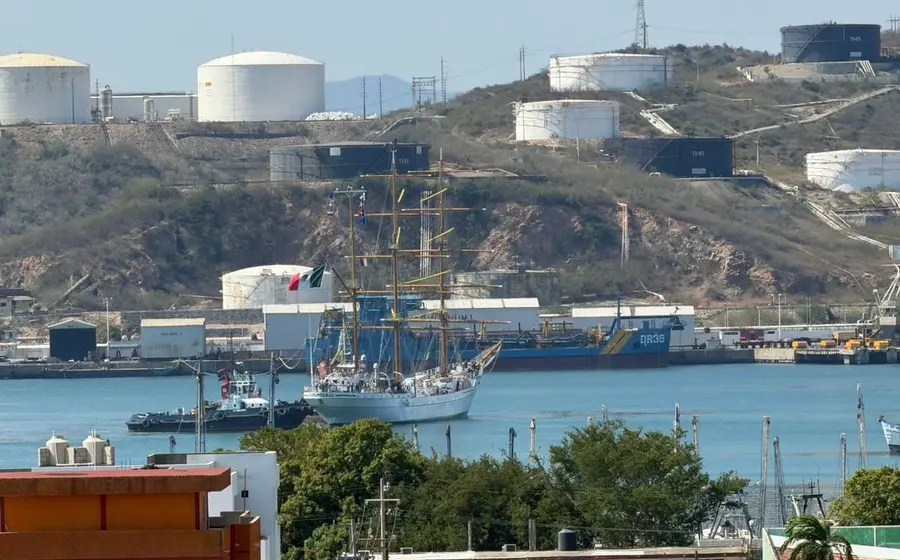 El buque 'Embajador de los Mares' a su llegada al puerto de Salina Cruz, donde permanecerá anclado por un periodo de tres meses.