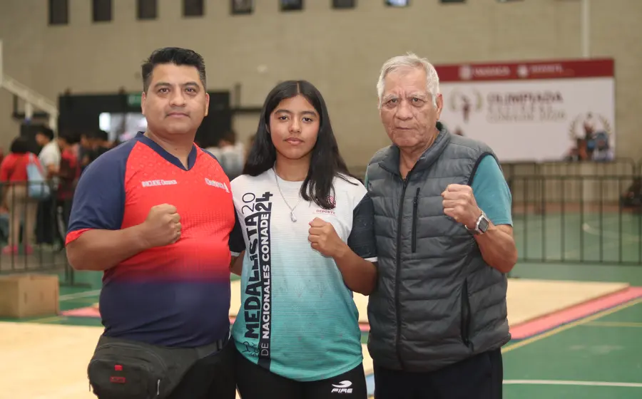 La boxeadora Camila Bohórquez, heredera de una tradición familiar, posa junto a su padre, Oliver Bohórquez, y su abuelo.