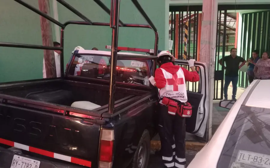 Una camioneta impactada contra la barda del mercado IV Centenario, como resultado de un accidente que dejó una persona lesionada en la zona.