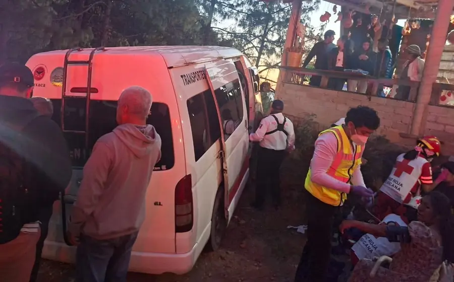 Una camioneta de pasaje involucrada en un percance vehicular sobre la carretera que conduce a Ixtlán, mostrando la escena del accidente.