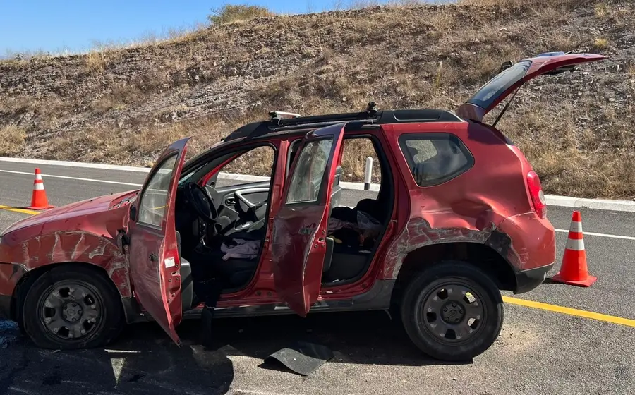 La camioneta siniestrada y volcada sobre la carretera en Barranca Larga, tras el accidente que dejó un saldo de cinco personas heridas.
