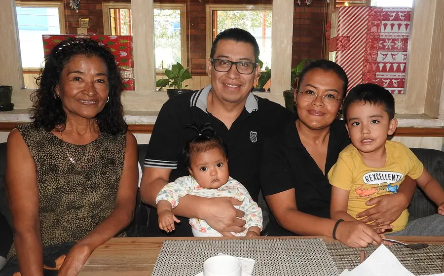 Celia Morales, Juan Carlos Niño, Rocío Santos y los pequeños Ailany y Carlitos, sonriendo mientras disfrutan de un paseo en Oaxaca.