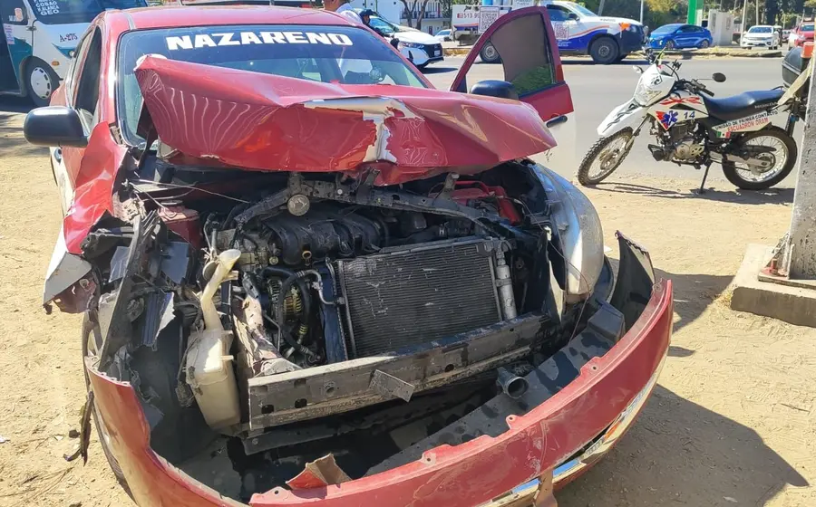Un taxi del sitio Nazareno, Etla, se muestra con la parte frontal completamente destrozada tras impactarse contra la parte trasera de una camioneta.