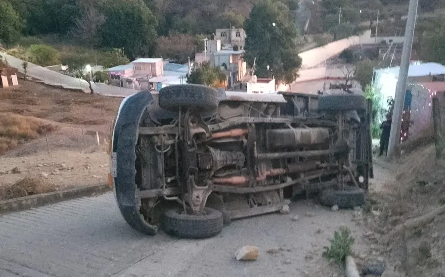 Una camioneta de color blanco volcada sobre el asfalto, mostrando los daños materiales del accidente ocurrido frente al hospital de Teotitlán.
