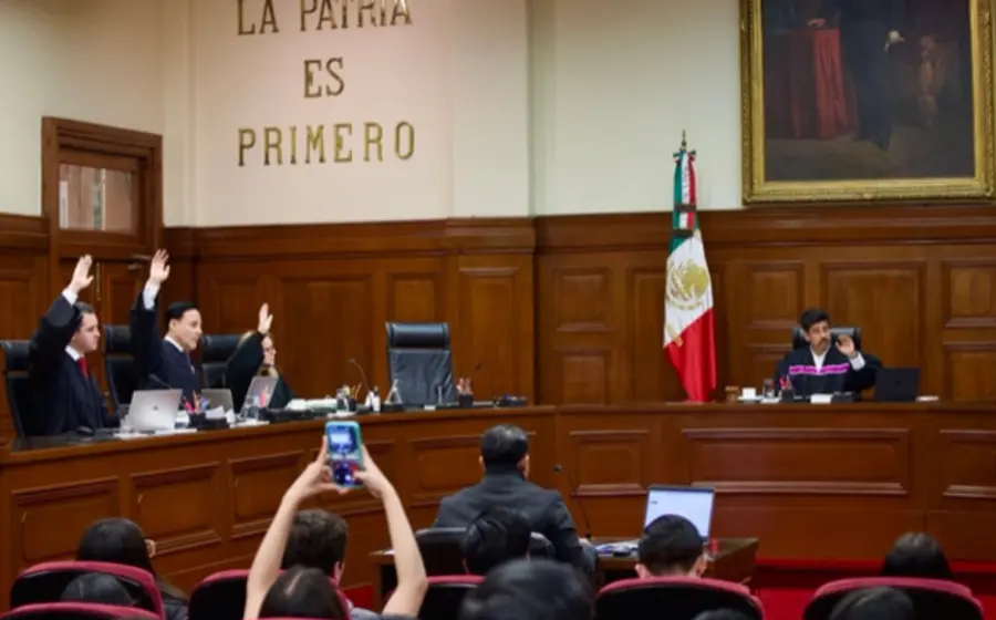 Un mazo de juez simbolizando la decisión de la Suprema Corte de congelar la discusión del proyecto sobre el aviso de rescisión laboral.