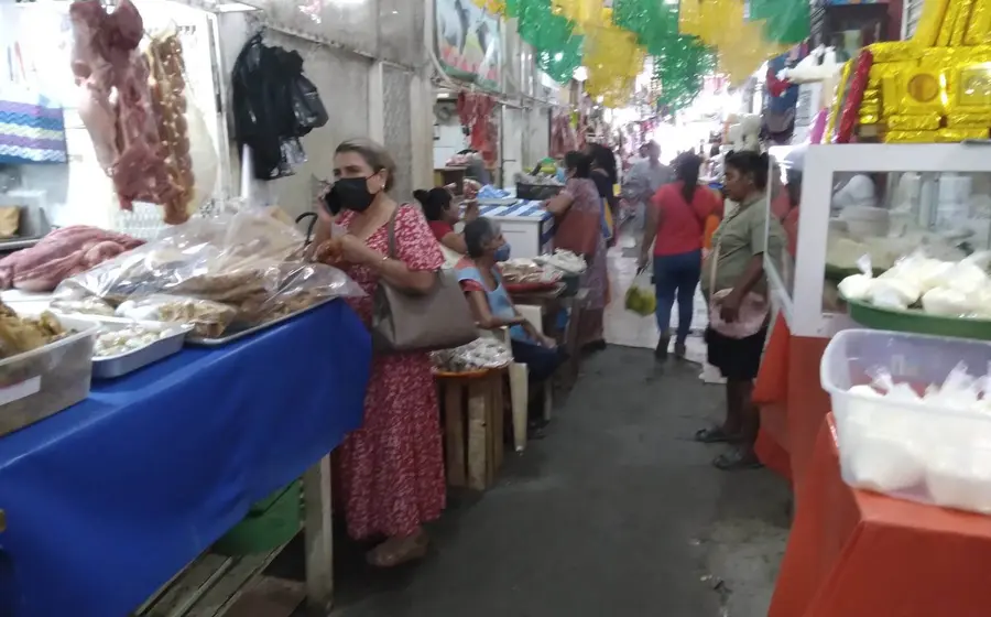 Ciudadanos realizan sus compras de inicio de año en un mercado de Tehuantepec, enfrentando la difícil cuesta de enero.