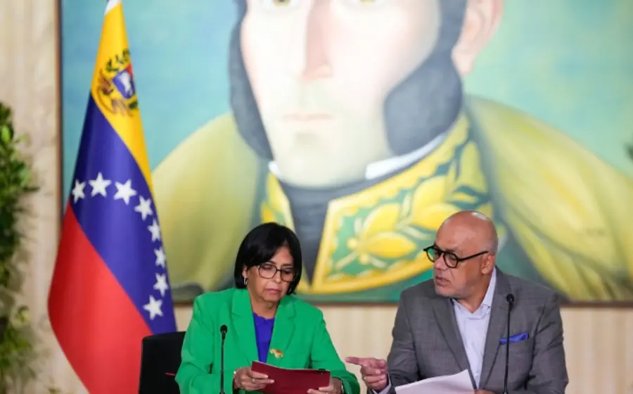 La vicepresidenta Delcy Rodríguez, quien asumió la presidencia interina de Venezuela, en un retrato oficial durante un acto de gobierno.