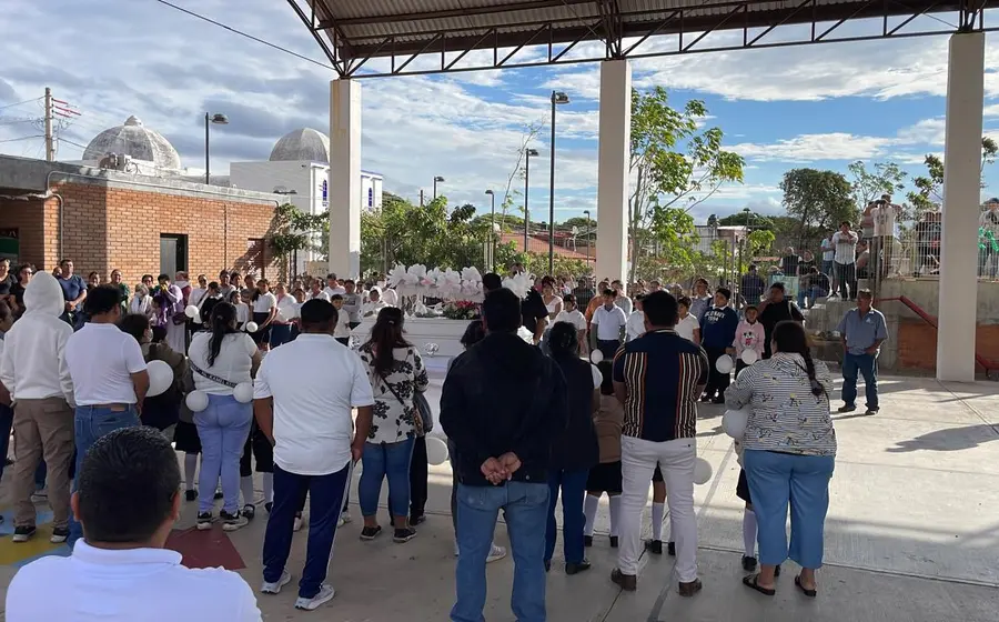 Escena conmovedora durante la triste despedida de Elenita en la comunidad de San Pedro Comitancillo, Oaxaca, rodeada de familiares y amigos.