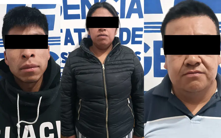 Tres personas detenidas por presunto narcomenudeo son presentadas por las autoridades en el municipio de Teotitlán de Flores Magón, Oaxaca.