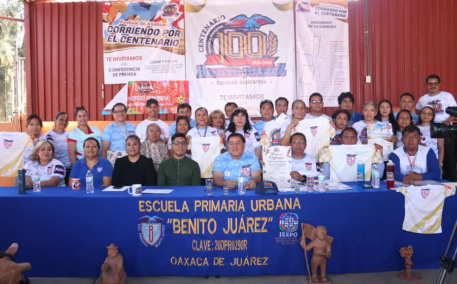 Directivos e integrantes del comité organizador posan durante las actividades deportivas por el 100 aniversario de la escuela Benito Juárez.