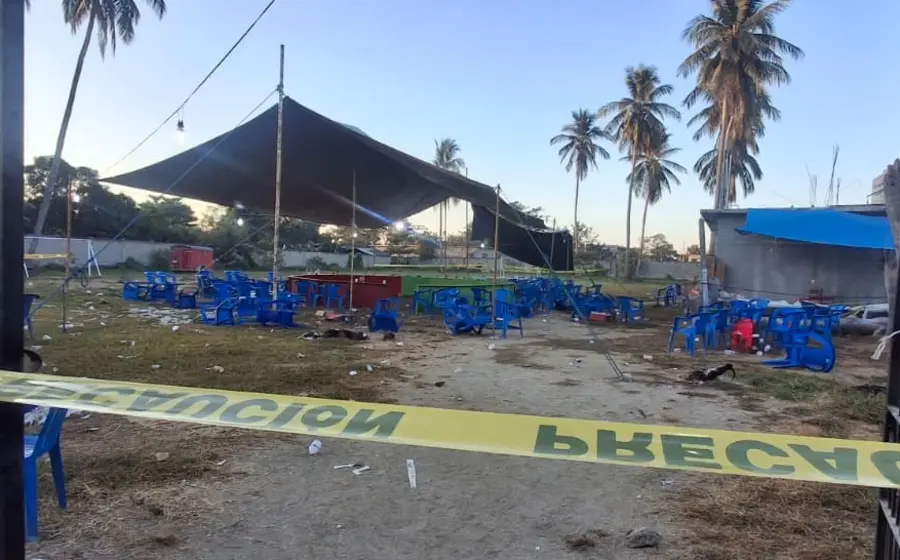 Escena del crimen donde ocurrió una doble ejecución durante una pelea de gallos clandestina, en un evento de terror de madrugada.