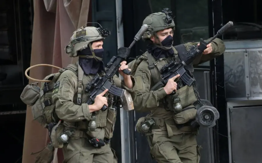 Soldados israelíes en Cisjordania, donde el ejército autorizó la vigilancia electrónica, una medida que la organización Honenu calificó como un gesto antidemocrático.