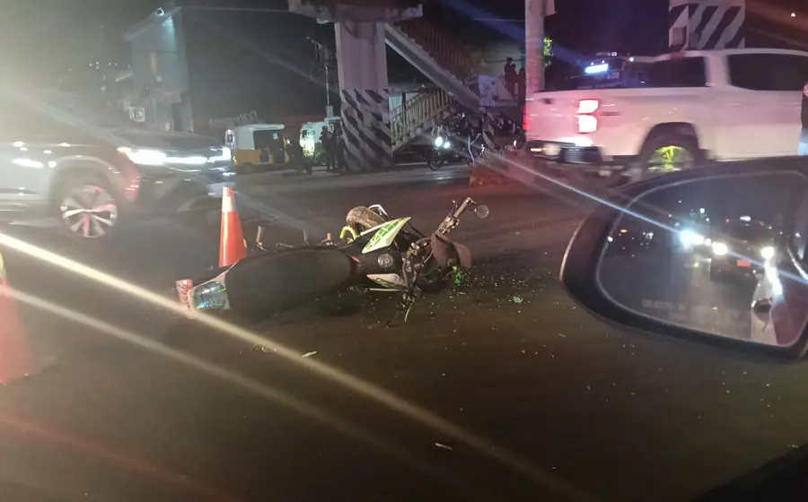 Escena del fatal accidente de motocicleta en la entrada a la colonia del Maestro, donde un elemento de la PABIC murió arrollado.
