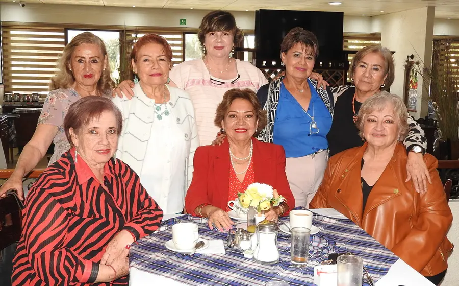 Elsa Martha López Chévez, sentada al centro, celebra su cumpleaños disfrutando un café en compañía de su apreciado grupo de amigas.